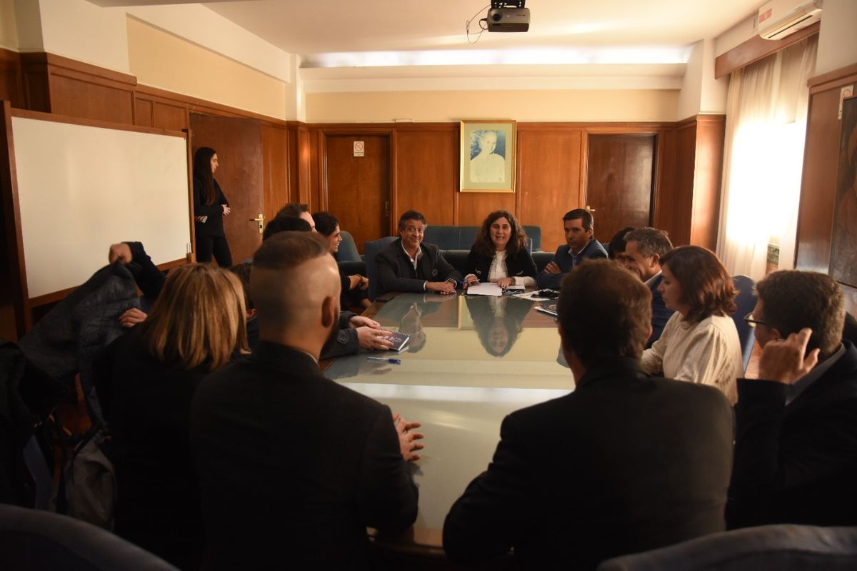 Tal como reza la Ley de Emergencia, la ministra de Salud encabezó la mesa de diálogo. Se esperan al menos tres reuniones más, pero en ninguna se discutirían las discusiones salariales.