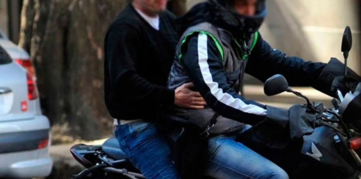 Motochorros. Un policía le dio un disparo en los testículos a un motochorro que le quiso robar. 