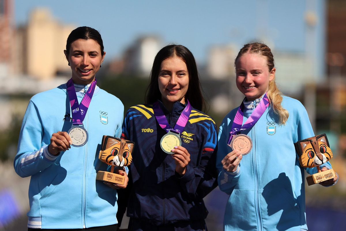 Julieta Benedetti en el podio con la colombiana Garzón y la sanjuanina Dibella.