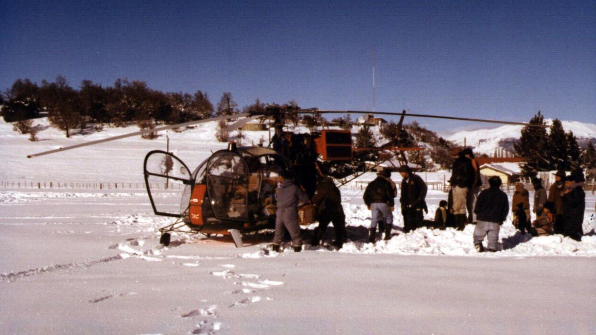 Épocas de Gendarmería Nacional, evacuando pobladores tras una nevada en Santa Cruz con un helicóptero Lama.