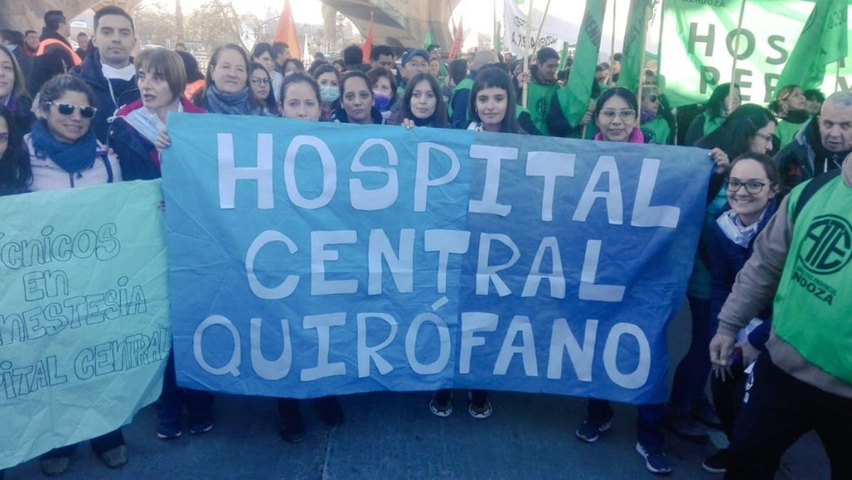 Los profesionales de la salud reclaman un aumento del 50%.