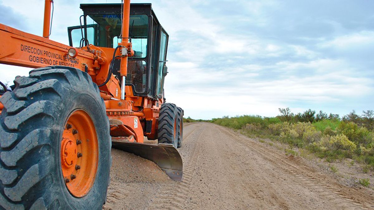 Trabajan en la mejora de los caminos ganaderos del secano mendocino