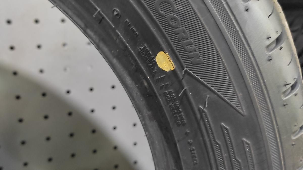 El punto amarillo indica la zona más ligera del neumático. El punto amarillo indica la zona más ligera del neumático.