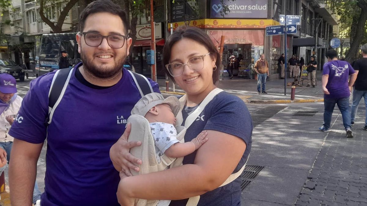 La pareja de Costa de Araujo con su bebé. La pareja de Costa de Araujo con su bebé.