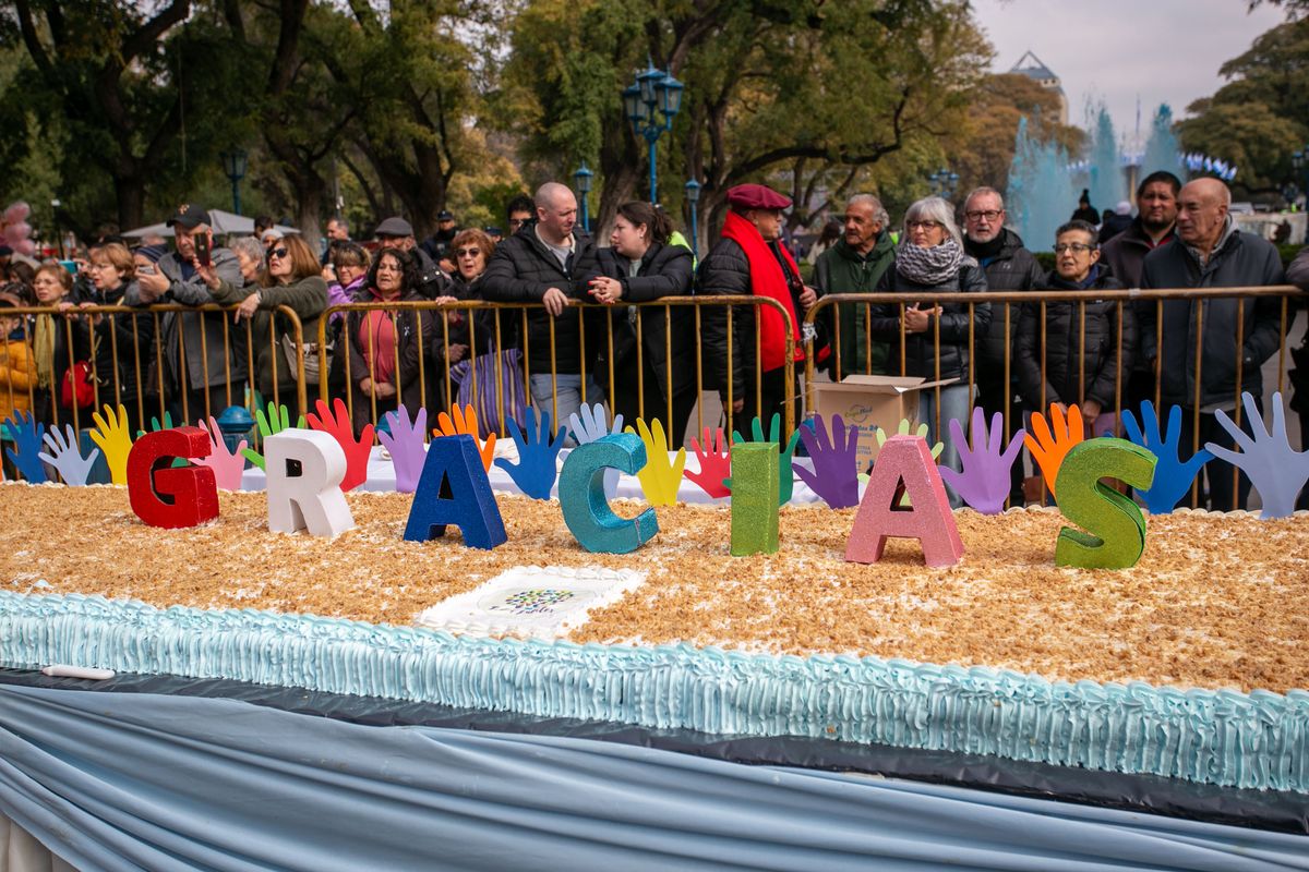 El festejo sanmartiniano de Capital batió récord: armaron una mega torta de 2.500 kilos