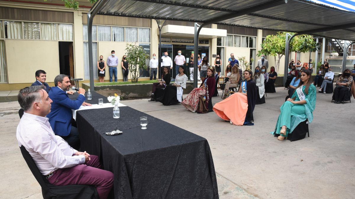 El presidente del INV Martín Hinojosa y el vice Hugo Carmona dieron la bienvenida a las soberanas y embajadoras, que estuvieron acompañadas también por el vicepresidente del Ente Mendoza Turismo, Marcelo Montenegro y funcionarios municipales de Tunuyán y Malargüe.