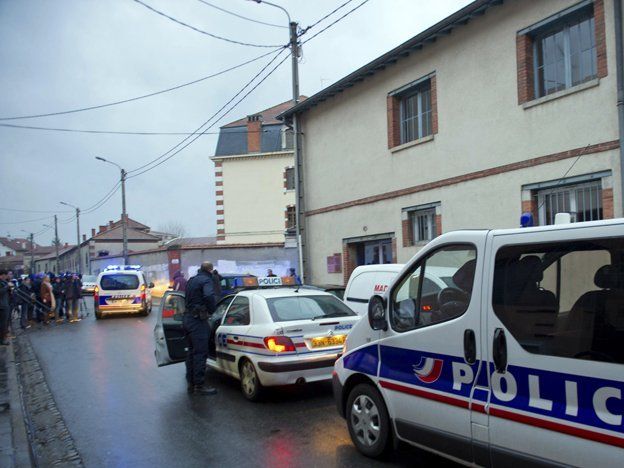 Acorralaron al asesino de la escuela judía de Toulouse, Francia, y negocia con la policía para entregarse