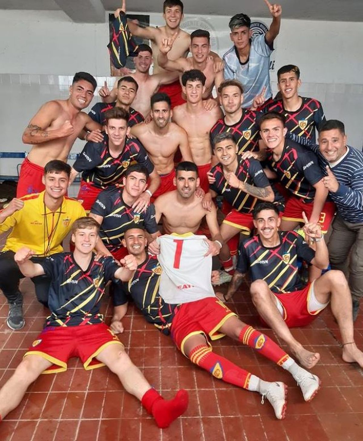 Festejo canario por la victoria ante Huracán Las Heras. Foto gentileza Leonardo Murialdo.