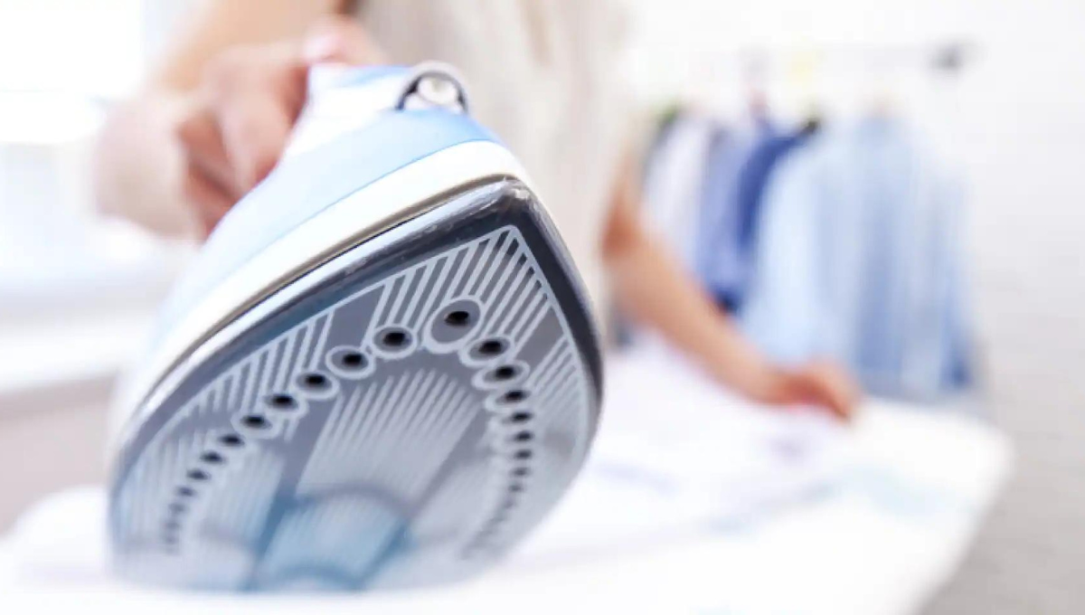 Renueva el metal de tu plancha con un simple pero efectivo truco casero