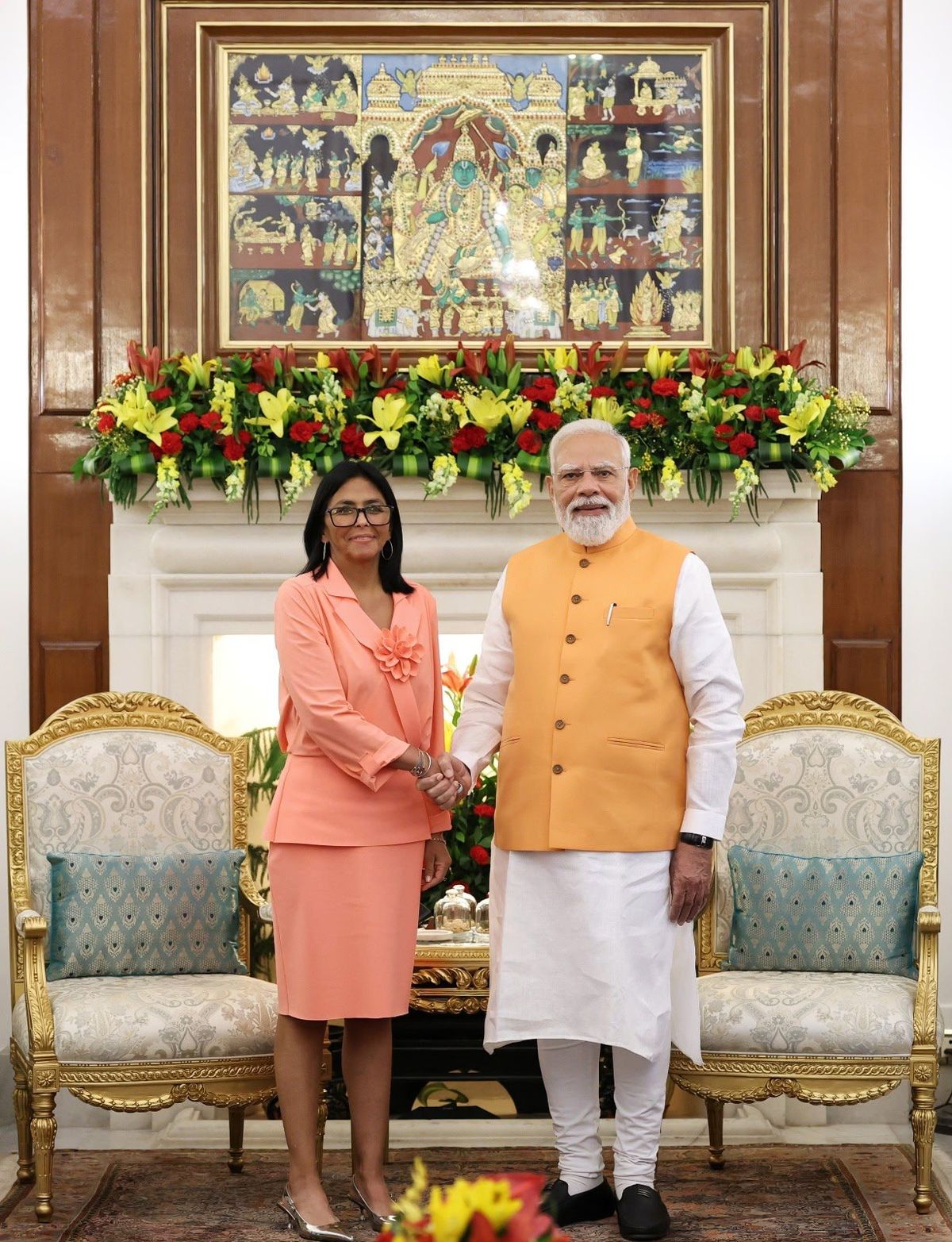 Delcy Rodríguez junto al primer ministro indio, Narendra Modi. Delcy Rodríguez junto al primer ministro indio, Narendra Modi.