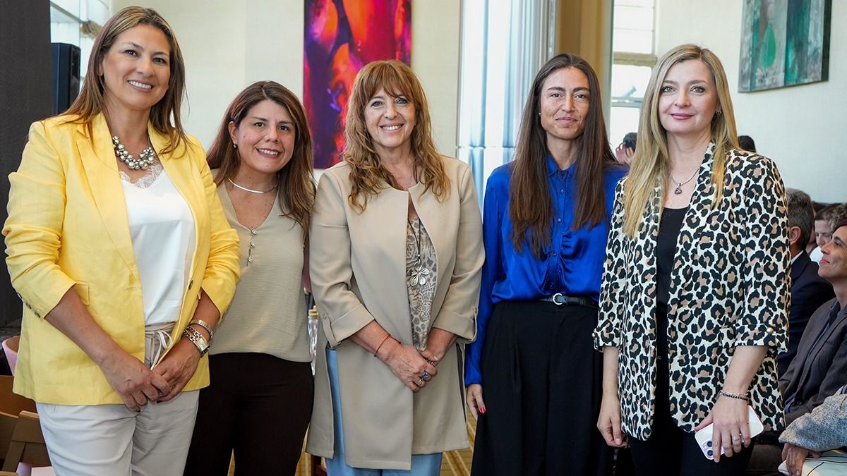Julia Echegaray (Fundación Mujeres que inspiran), Nadia Barrozo (Fundación Friedrich Nauman), Patricia Giménez (Pro Mendoza), Ronit Camsen (Hotel Huentala) y Paola Piquer (Grupo América Interior). Julia Echegaray (Fundación Mujeres que inspiran), Nadia Barrozo (Fundación Friedrich Nauman), Patricia Giménez (Pro Mendoza), Ronit Camsen (Hotel Huentala) y Paola Piquer (Grupo América Interior).