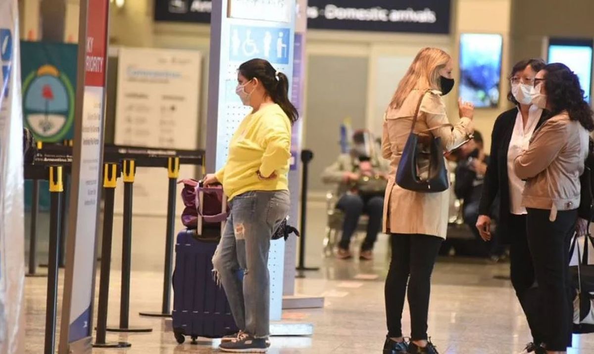Imagen que se repite en el aeropuerto de Mendoza, con jóvenes que dejan el país.