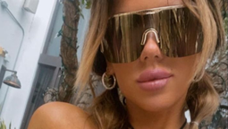 A sus 43 años, Karina Jelinek se suma a la bikini ultra XS en clave lila empolvado y paraliza la primavera