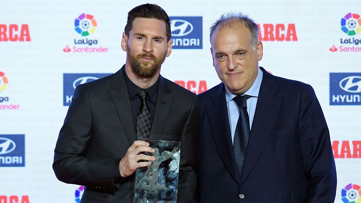 Lionel Messi y Javier Tebas, juntos durante una premiación.