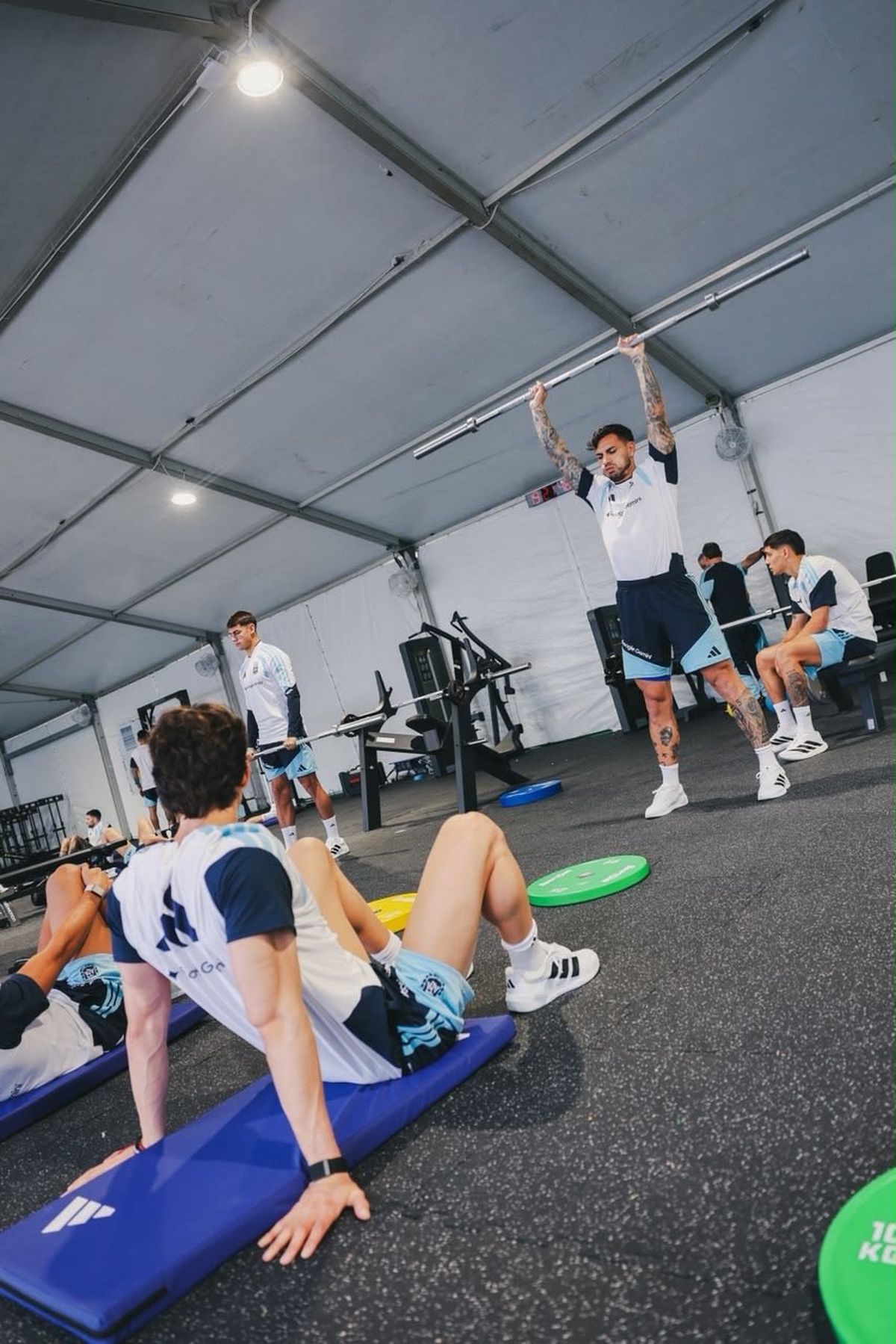 Paredes llegó a Kansas y se entrenó en el gimnasio con el resto del plantel.