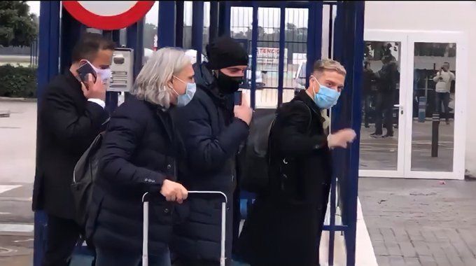 El Papu Gómez llegó a Sevilla para cerrar su transferencia.