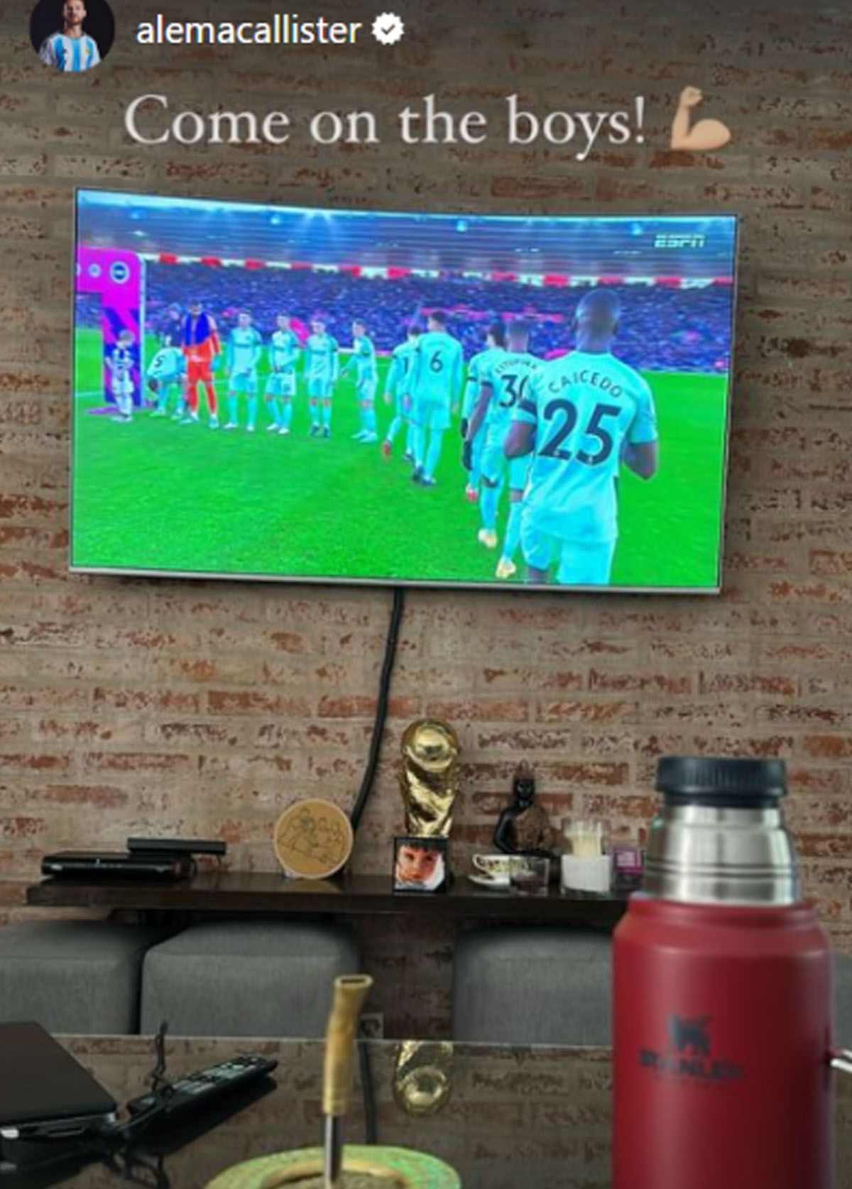 Mac Allister siguió al Brighton por TV desde Argentina