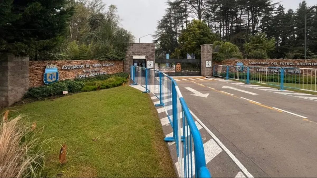 La AFA organizó un velorio íntimo para despedir los restos del Flaco César Luis Menotti en el predio de Ezeiza.