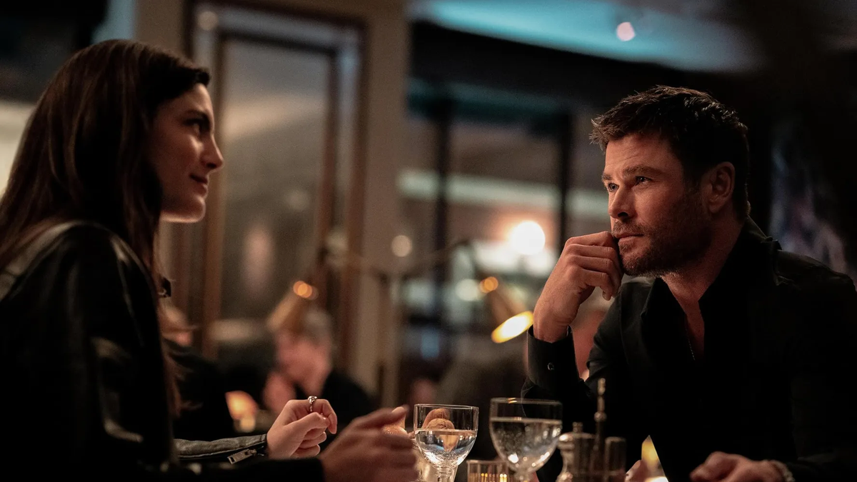 Está escrita y dirigida por Bart Layton, basada en la novela corta de 2020 Crimen 101 de Don Winslow. Está escrita y dirigida por Bart Layton, basada en la novela corta de 2020 Crimen 101 de Don Winslow.