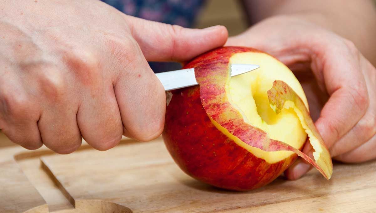 La cáscara de manzana puede ser beneficiosa para el árbol limonero. La cáscara de manzana puede ser beneficiosa para el árbol limonero. 