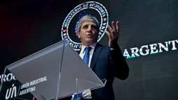 Luis Caputo en la UIA habló del dólar, las bandas, el cepo y las reservas. Luis Caputo en la UIA habló del dólar, las bandas, el cepo y las reservas.