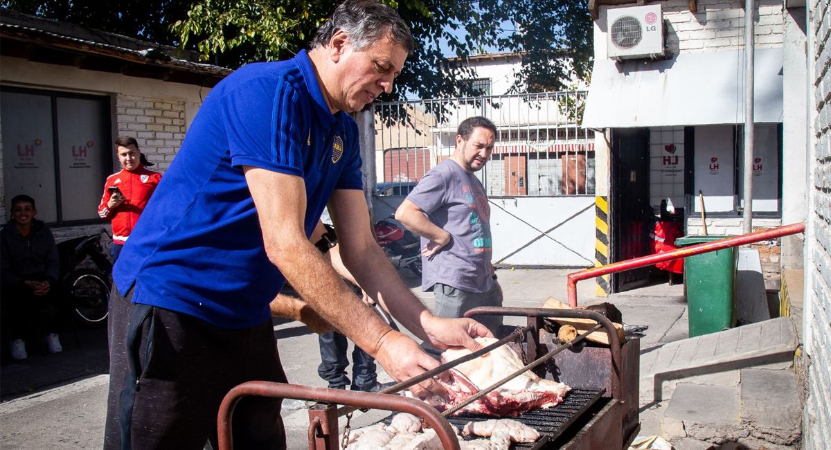 Daniel Orozco le hace un asado a los empleados que les tocó guardia el 1 de Mayo.