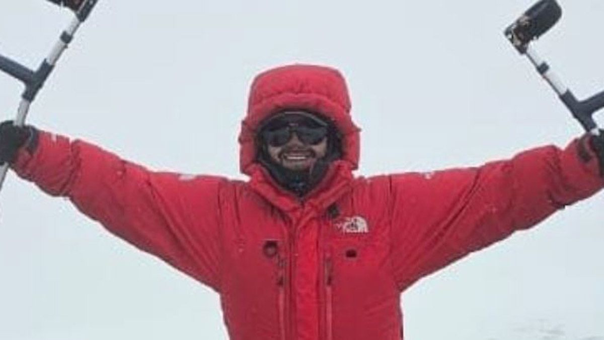 Julio Soto Ugalde, feliz luego de hacer cumbre en el Aconcagua.