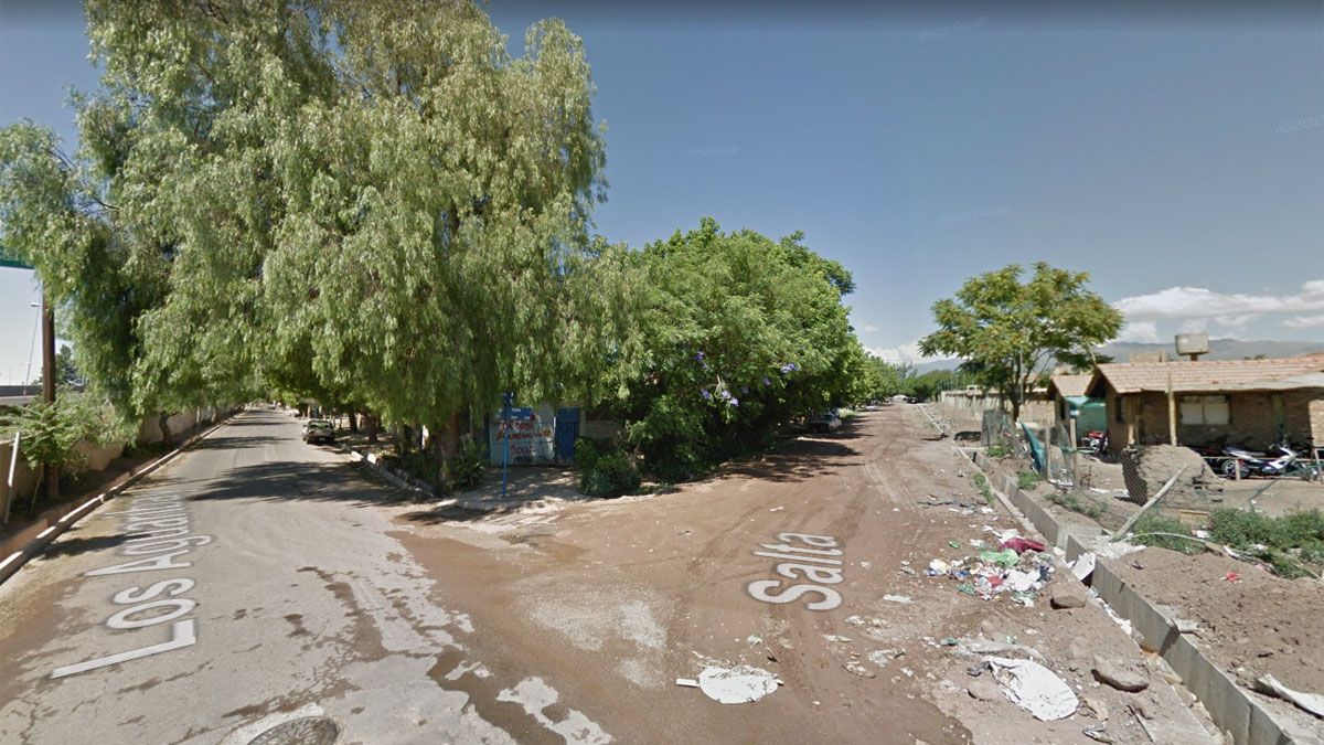 Las nenas jugaban en la vereda entre las calles Salta y Aguaribay, de Godoy Cruz.