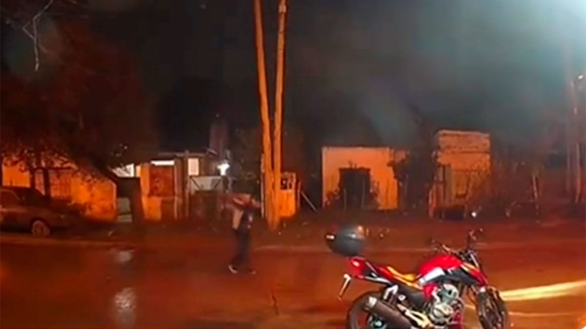 El efectivo fue detenido por haberle disparado por la espalda a uno de los ladrones que lo abordó.