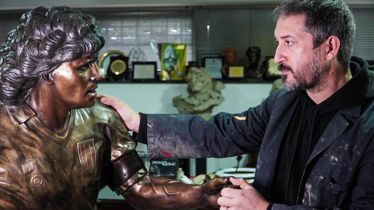 Domenico Sepe es el autor de la escultura de Maradona.