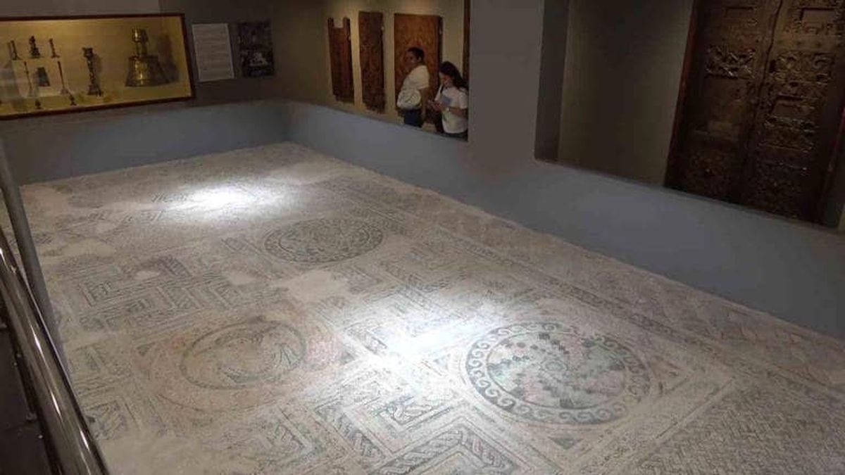 El impresionante piso de mosaico se encuentra exhibido en un museo. El impresionante piso de mosaico se encuentra exhibido en un museo.