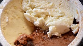 Compró helado para Navidad, lo abrió y era algo asqueroso