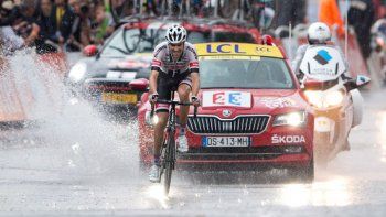 Bajo un diluvio Tom Dumoulin ganó la 9ª etapa del Tour de Francia