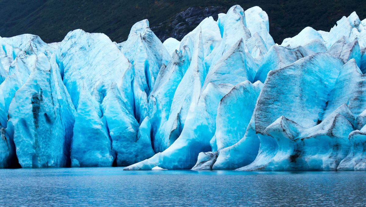 ¿Por qué vemos algunas partes de los glaciares de color azul y otras en blanco? ¿Por qué vemos algunas partes de los glaciares de color azul y otras en blanco? 