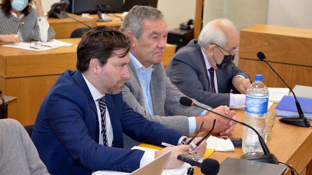 Marcelo Macarrón, el único imputado por el crimen de su mujer Nora Dalmasso, junto a sus abogados en la audiencia de este martes