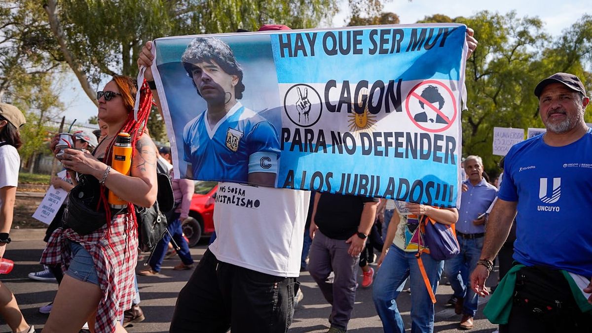 Estudiantes coparon la marcha en contra del veto a la Ley de Financiamiento Universitario. Estudiantes coparon la marcha en contra del veto a la Ley de Financiamiento Universitario.