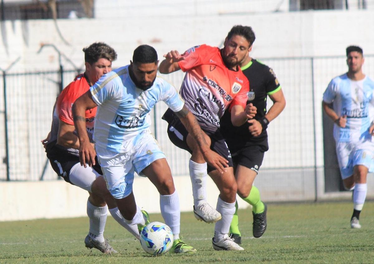 Maximiliano Herrera marcó uno de los goles de Argentino. El ex Huracán Las Heras está pasando por un gran momento.