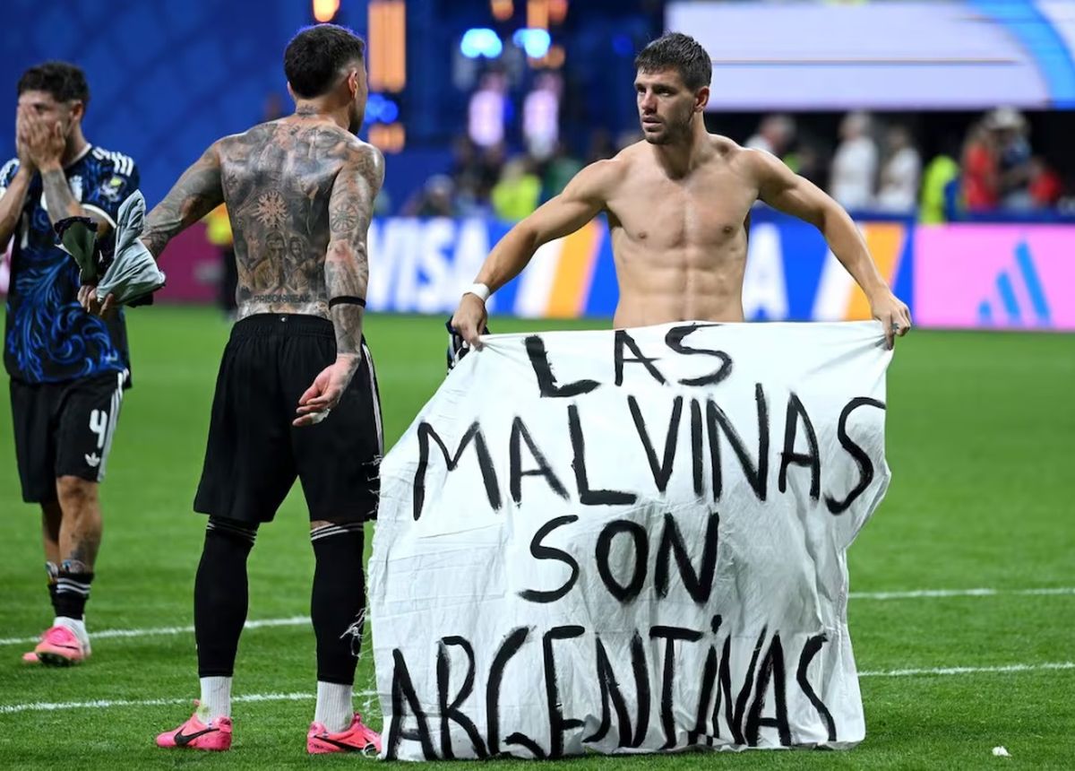 "Las Malvinas son Argentinas": la bandera con la que celebr&oacute; la Selecci&oacute;n frente a Inglaterra.