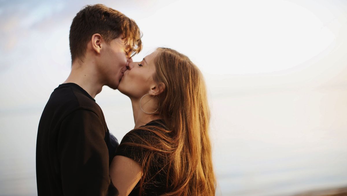 Cerrar los ojos al besar se relaciona con una cuestión sensorial y física. Cerrar los ojos al besar se relaciona con una cuestión sensorial y física. 