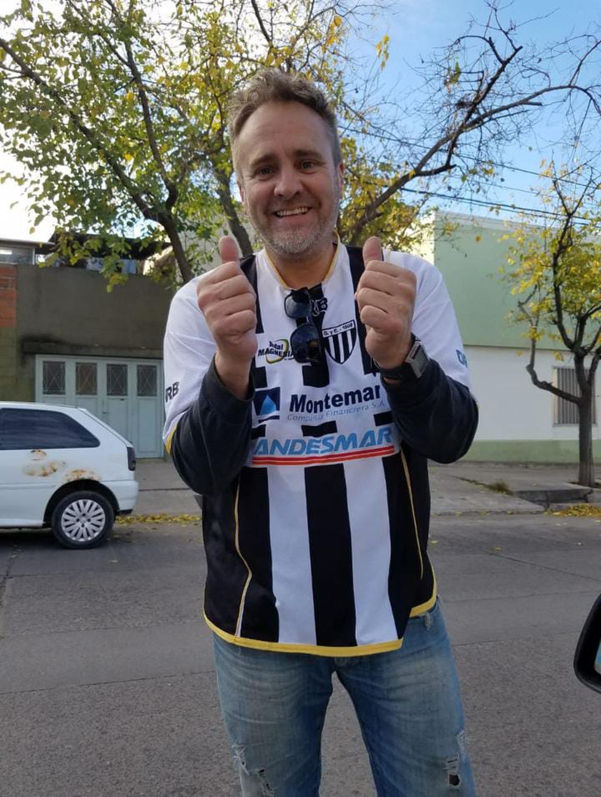Marcelo, quien lamenteblemente falleció en 2022, con la camiseta que estuvo presente el pasado sábado en Vicente López.