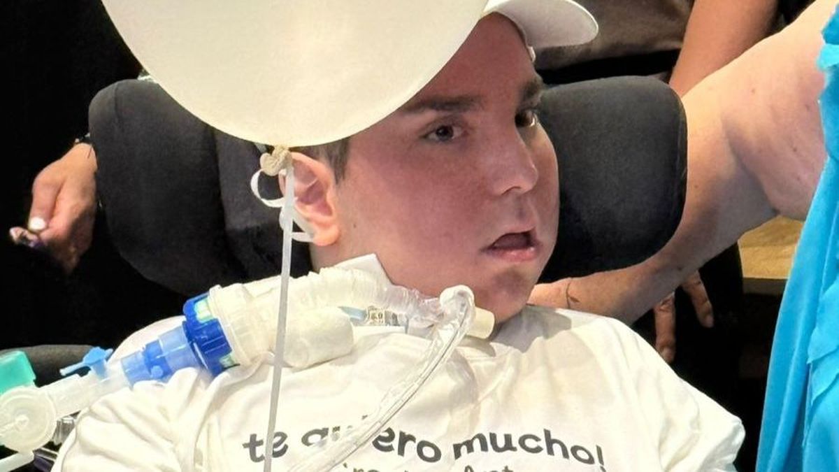 Globos, su gente querida y hasta vals y cambio de ropa. Así celebró Ana, una madre ejemplo, los 18 años de su hijo. Globos, su gente querida y hasta vals y cambio de ropa. Así celebró Ana, una madre ejemplo, los 18 años de su hijo.