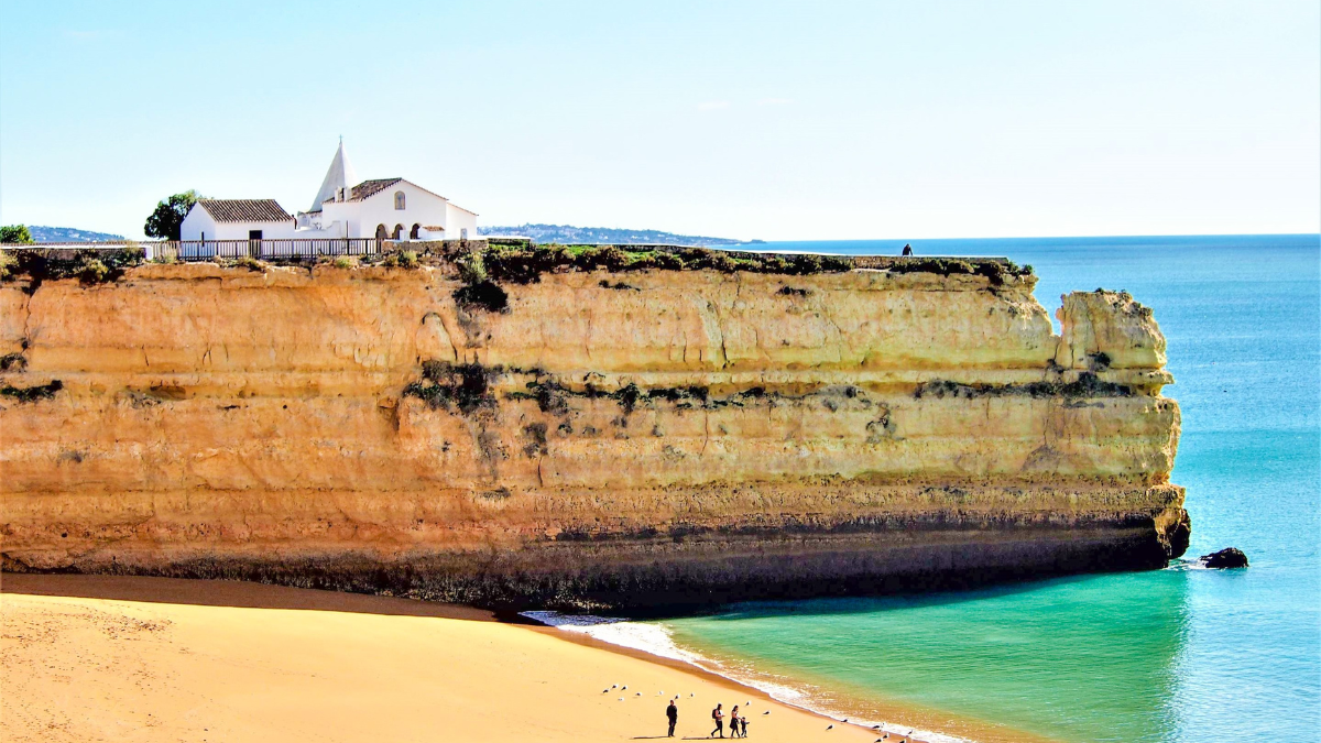 Si buscas la playa más radiante de España, no puedes perderte de conocer esta emblemática cala en Algarve llena de encanto y misterio. Si buscas la playa más radiante de España, no puedes perderte de conocer esta emblemática cala en Algarve llena de encanto y misterio.