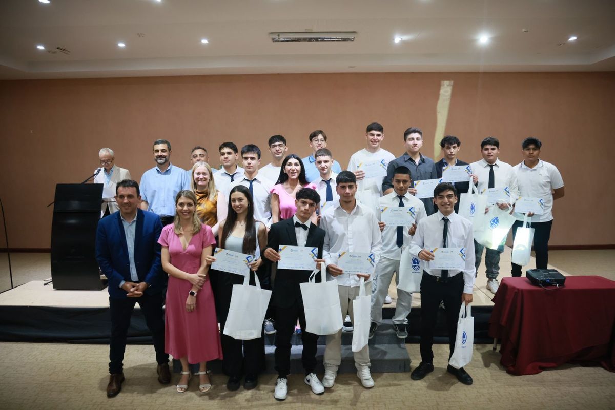 Los nuevos jóvenes torneros mendocinos junto a autoridades de la provincia.