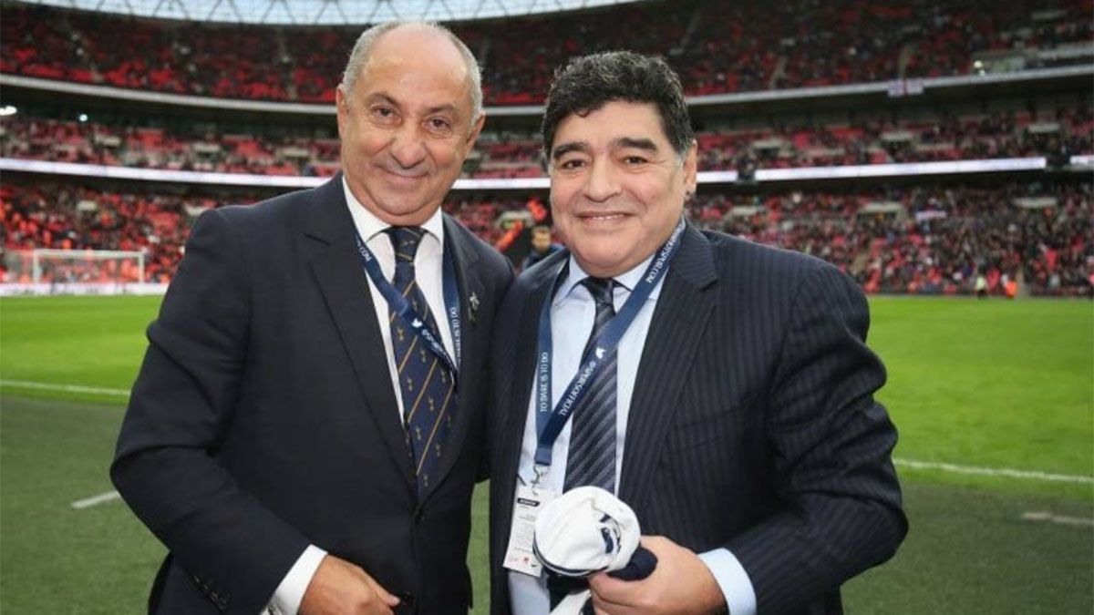 Maradona posaba con su amigo el Pitón Ardiles.