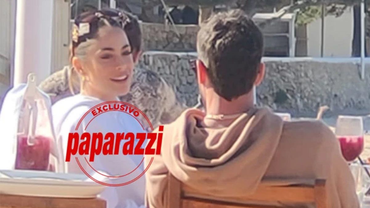 En un bar de Ibiza. Tini y De Paul muy relajados y enamorados. 