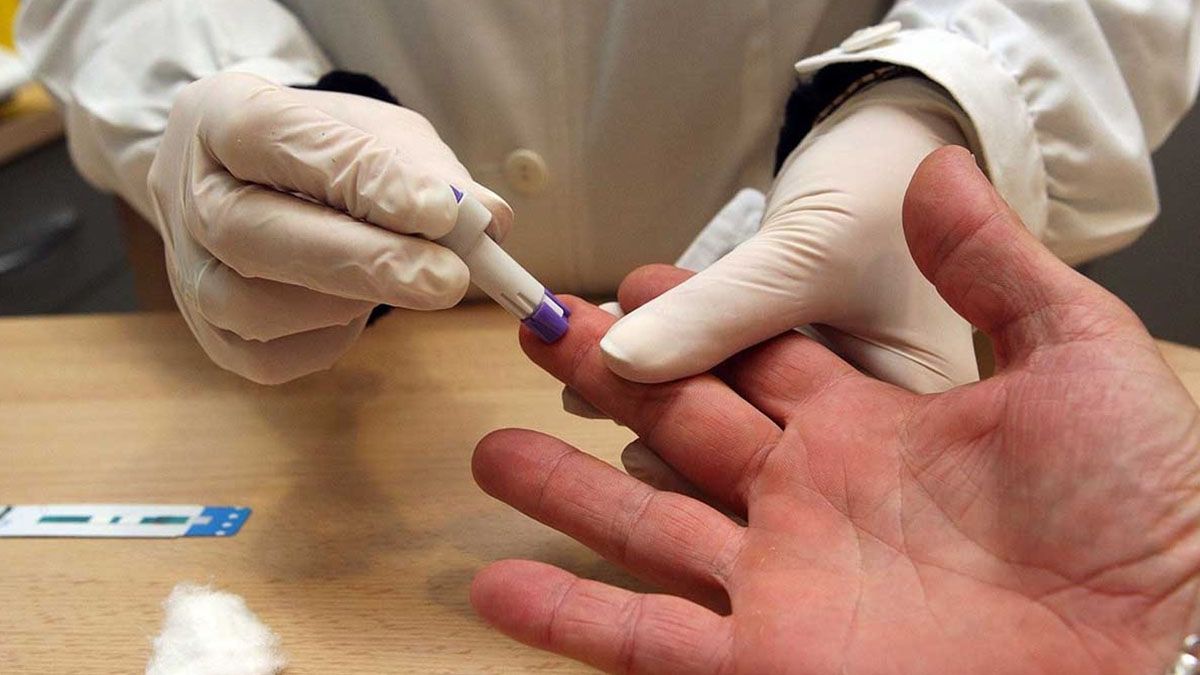 Una simple extracción de sangre permite detectar anticuerpos producidos por el sistema inmunitario contra la bacteria. Una simple extracción de sangre permite detectar anticuerpos producidos por el sistema inmunitario contra la bacteria.