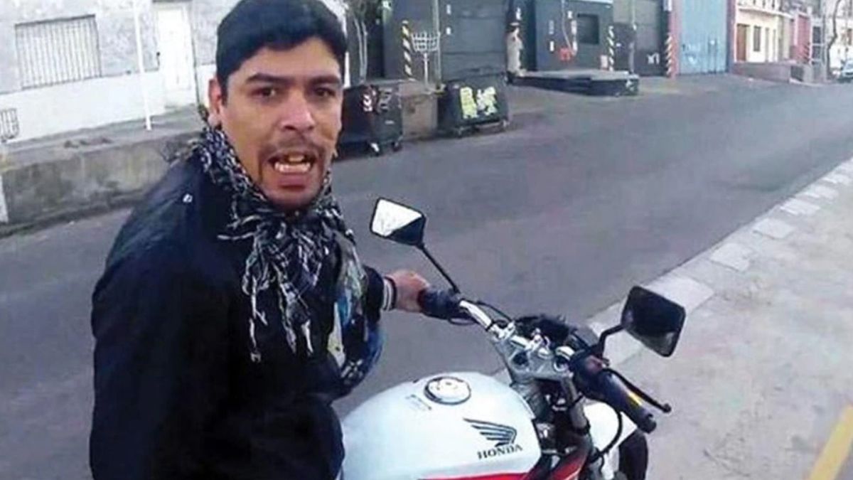 El Conejo Aguirre, el motochorro que ganó fama al ser filmado por un turista canadiense en La Boca, en 2014, fue detenido por violencia de género, al golpear a su pareja en plena calle
