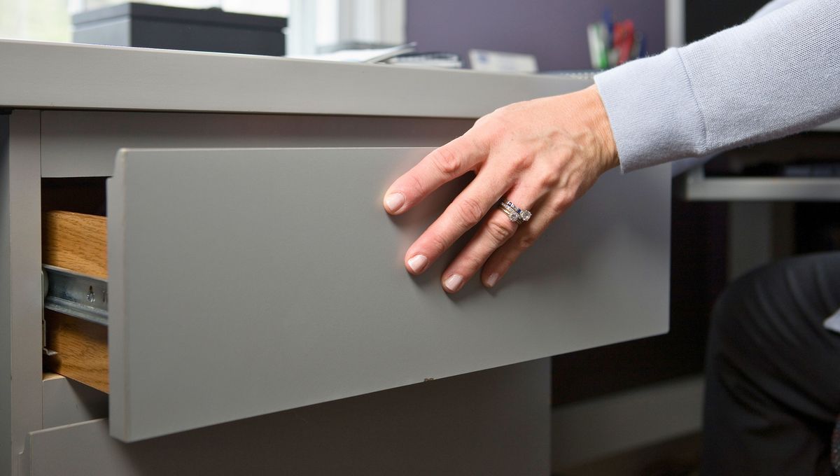 Realiza una limpieza frecuente de los cajones y las partes que puedan acumular polvo. Realiza una limpieza frecuente de los cajones y las partes que puedan acumular polvo. 