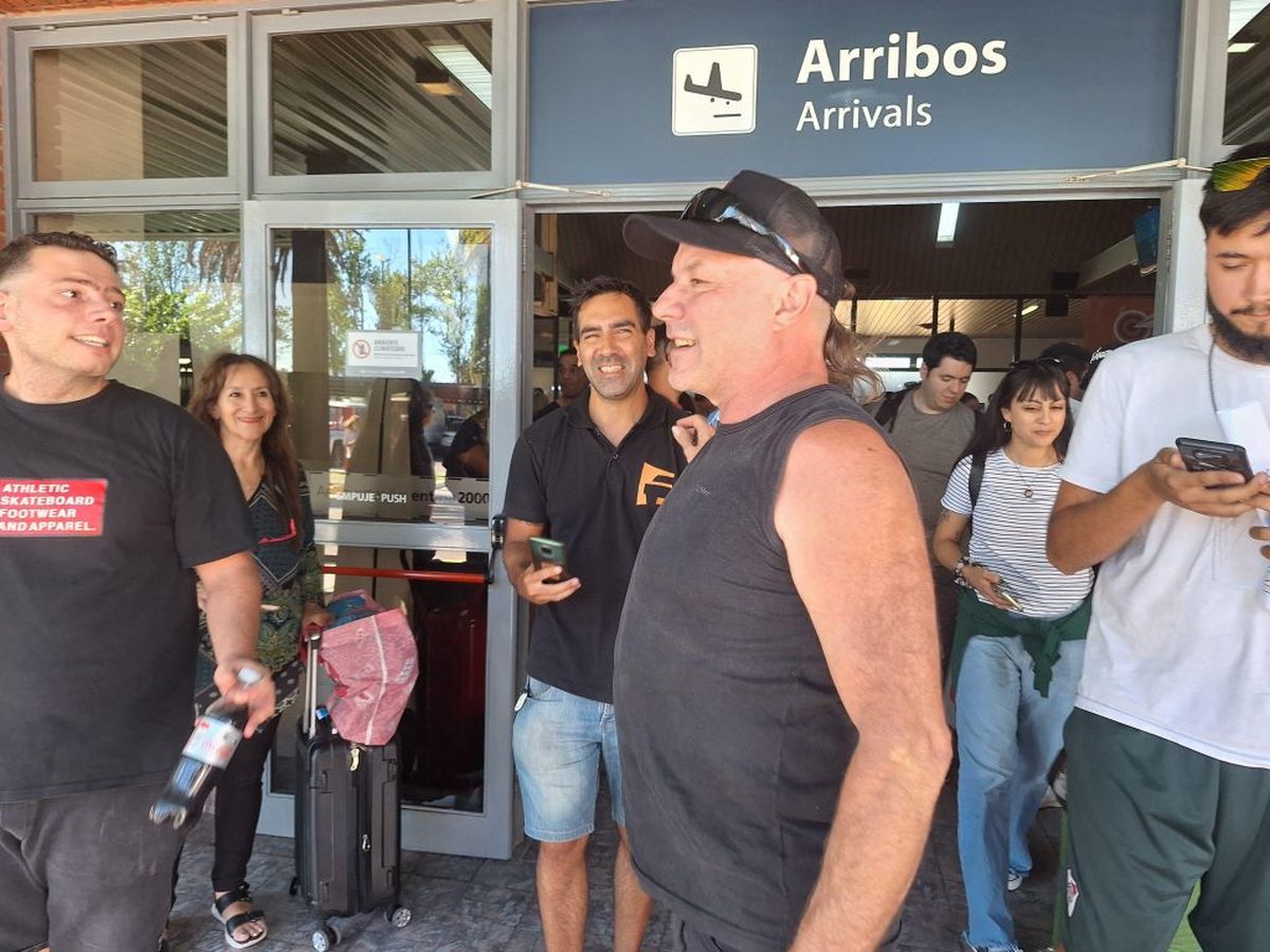 El cantante Gustavo "Chizzo" Nápoli y el resto de los músicos llegaron el jueves 30 de enero a San Rafael, para pasar unos días en la Ciudad. El cantante Gustavo "Chizzo" Nápoli y el resto de los músicos llegaron el jueves 30 de enero a San Rafael, para pasar unos días en la Ciudad.