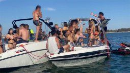 Los participantes de la fiesta en embarcaciones, realizada en el medio del dique El Carrizal, están siendo identificados y se los imputará por la violación del Artículo 205 del Código Penal. Los participantes de la fiesta en embarcaciones, realizada en el medio del dique El Carrizal, están siendo identificados y se los imputará por la violación del Artículo 205 del Código Penal.